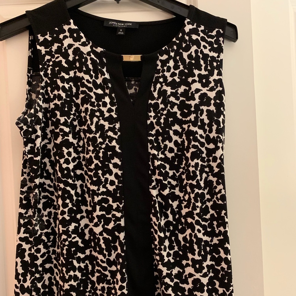 Sleeveless black/white blouse Jones of New York